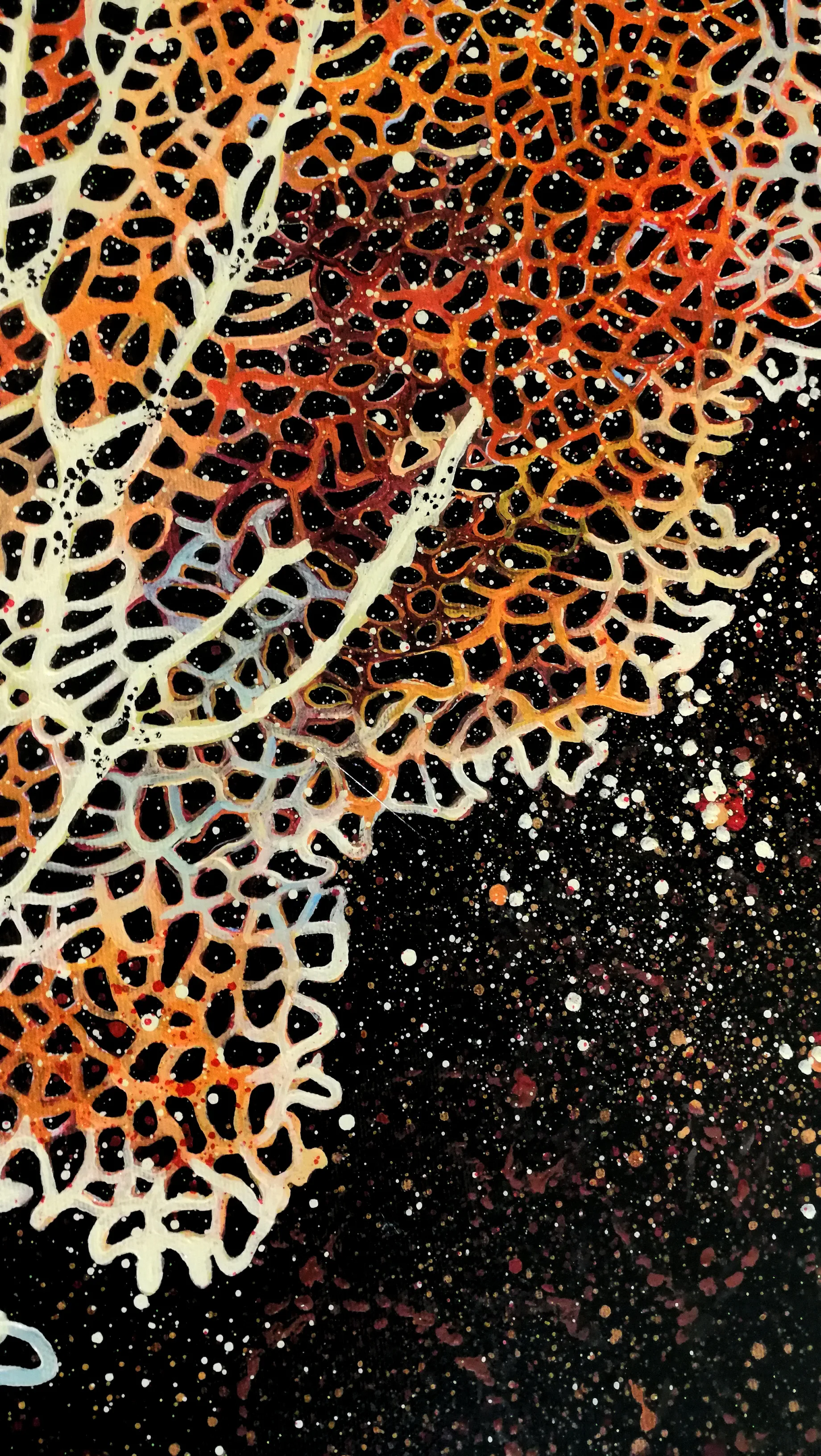 Detal obrazu nazywającego się Czarna Laguna, przedstawiającego koralowca, wykonanego w 2022 roku techniką akrylową