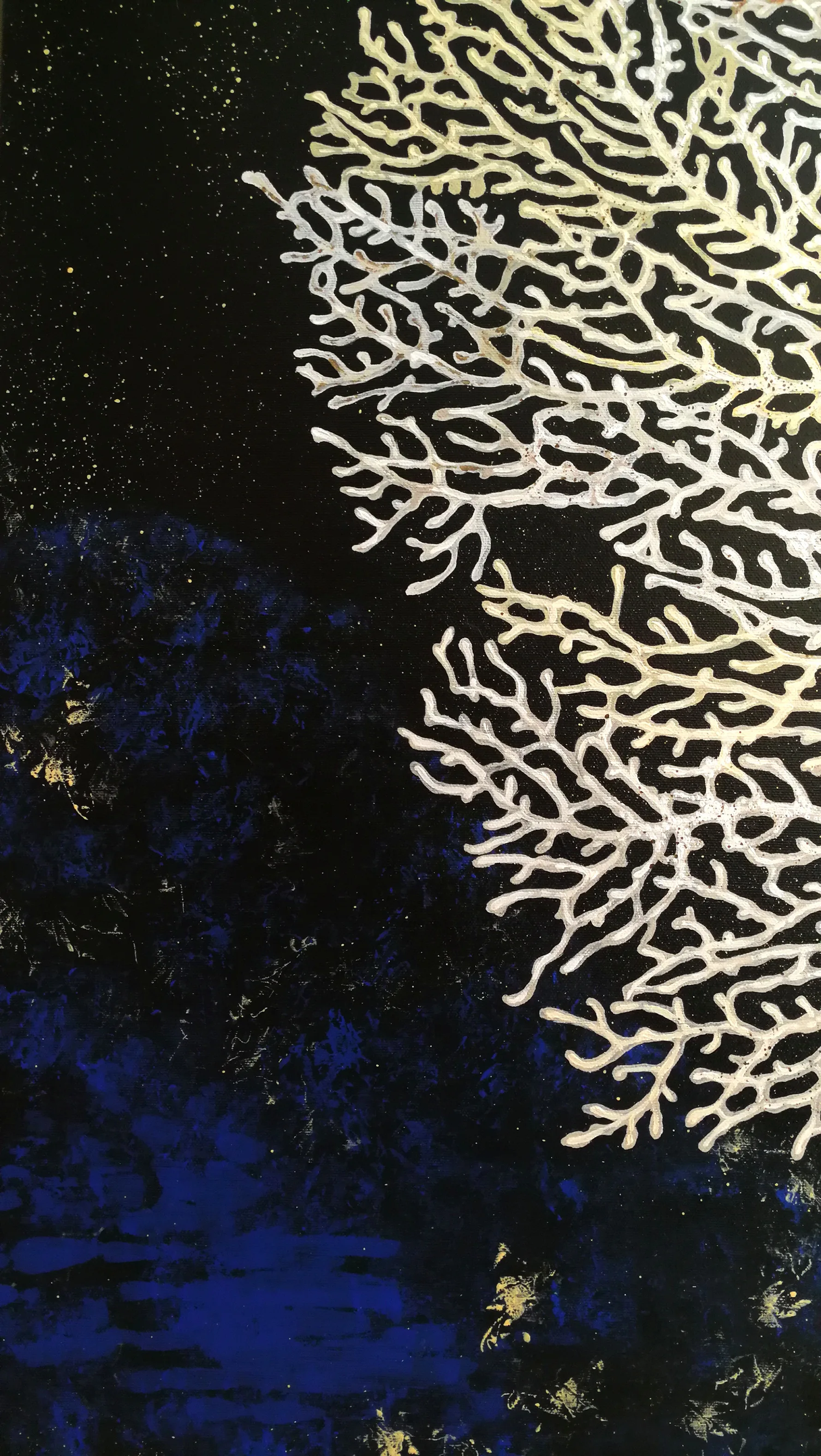Detal obrazu nazywającego się Poruszenie Lapis Lazuli, przedstawiającego koralowca, wykonanego w 2022 roku techniką akrylową