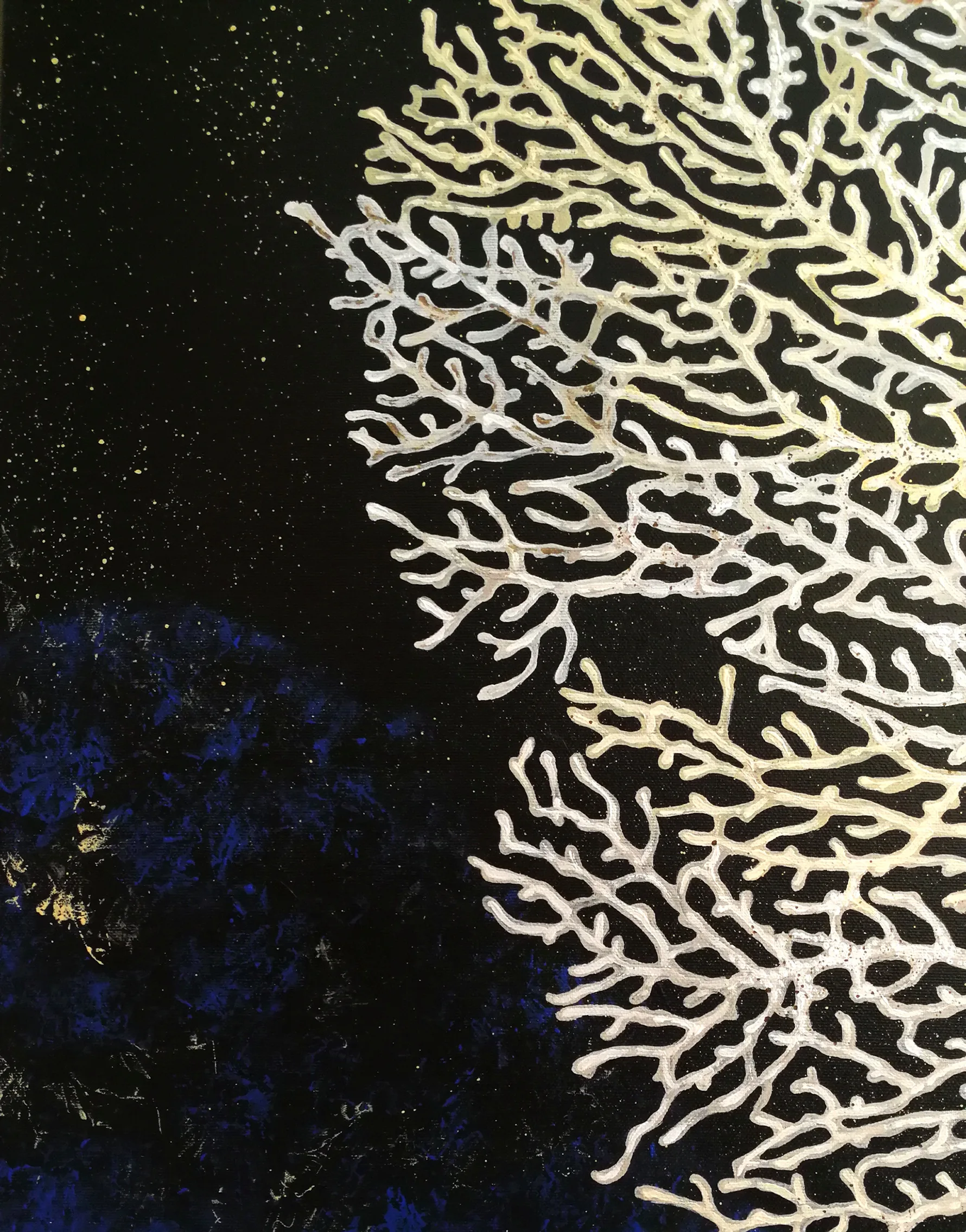 Obraz nazywający się Poruszenie Lapis Lazuli, przedstawiający koralowca, o rozmiarach 120x100 cm, wykonany w 2022 roku techniką akrylową